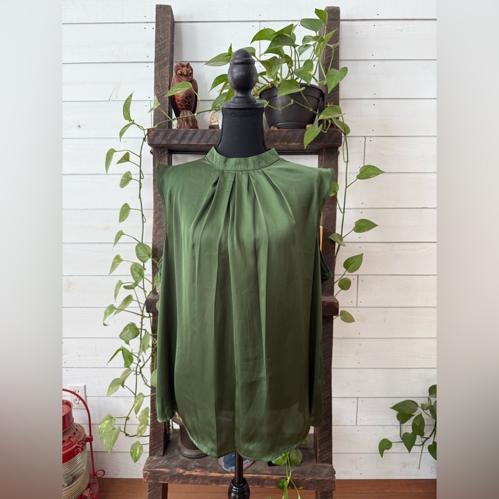 Elementz Lush Olive Green Pleated Blouse with Keyhole Backing - Picture 13 of 16
